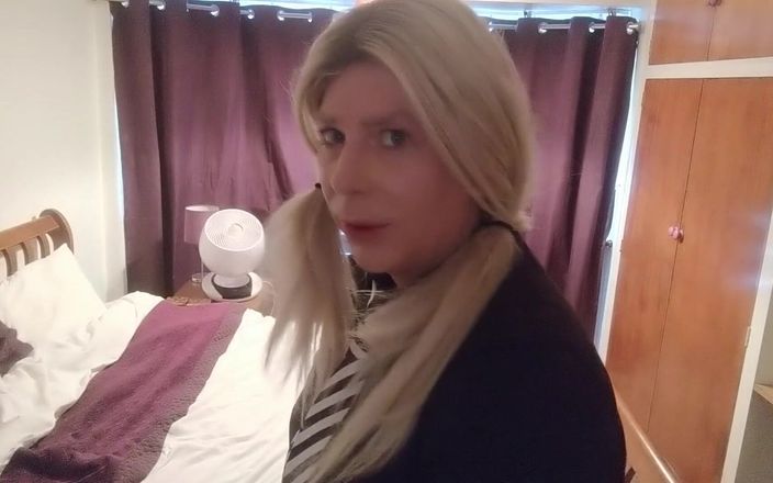 NikkiGee: Sexy studente, met iets extra's!