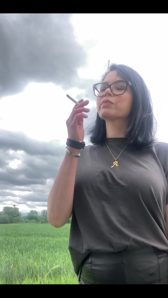 Shione Cooper: Fumando prima di girare nel mio Furgone fuori 