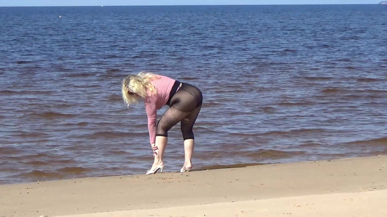 RedRoseRus: Une MILF drôle avec un cul et des seins en...