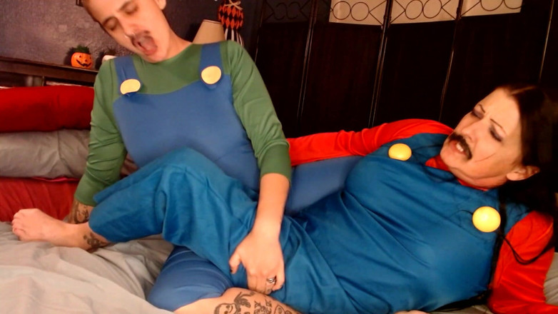 Abby Anna: Lesbisk Cosplay Mario och Luigi Scissoring