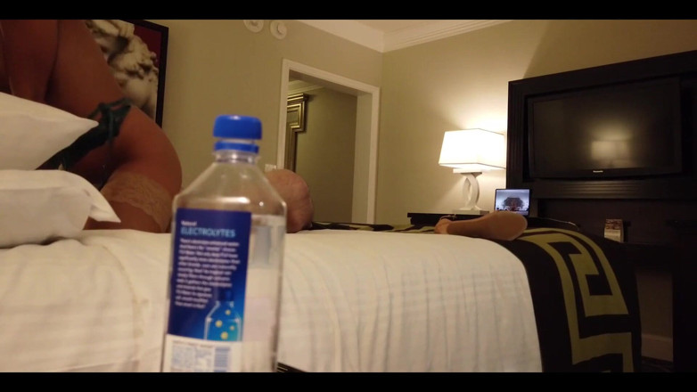 AVG guy porn: Garrafa de água estúpida! Madelyn Monroe fode estranho em Vegas