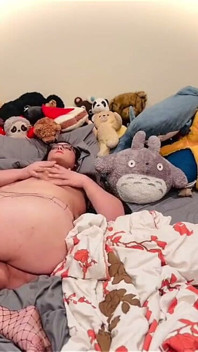 Gotik trans sürtük orta yaşlı seksi kadın christi kremsi pasta sallıyor