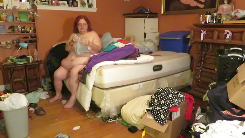 BBW nurse Vicki adventures with friends: Folding my laundry in the nude