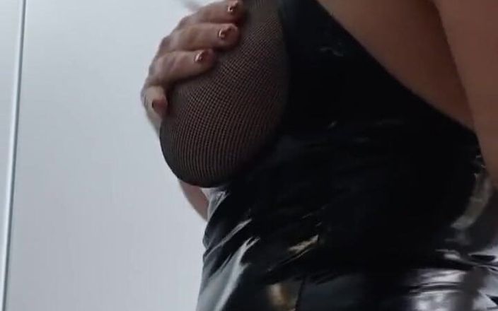Kinky Lyrical: Khoe mặt trước và đằng sau chỉ dành cho Yo