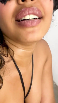 Chupando la polla del fotógrafo hasta que se corre en mi cara
