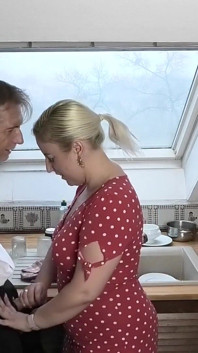 Sex german cu o fată sexy cu țâțe naturale mici și păr auriu își fute pizda de o pulă uriașă