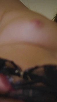 Sesso anale sotto lo sguardo della fidanzata