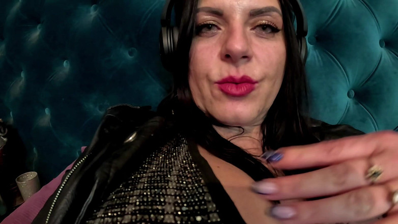 MilfyCalla: Usikan kecil yang kotor - pakaian siapa, mata yang lapar