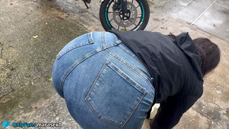 MaRaSexx: 我从我的邻居买牛奶，她跟着我，享用我所有的牛奶。