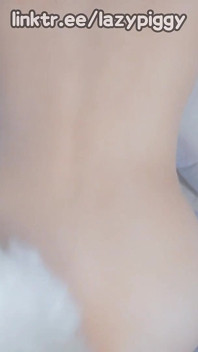 Chica asiática se folla con plug anal