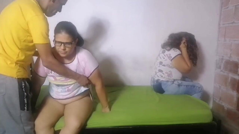 Adribella69: 継母は夫に継娘とセックスするよう頼みますが、欲求不満な継母はそれを見るのが耐えられません...セクシーな継娘