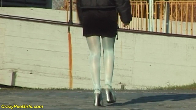 Crazy pee girls: Девушка в колготках писает на лестнице