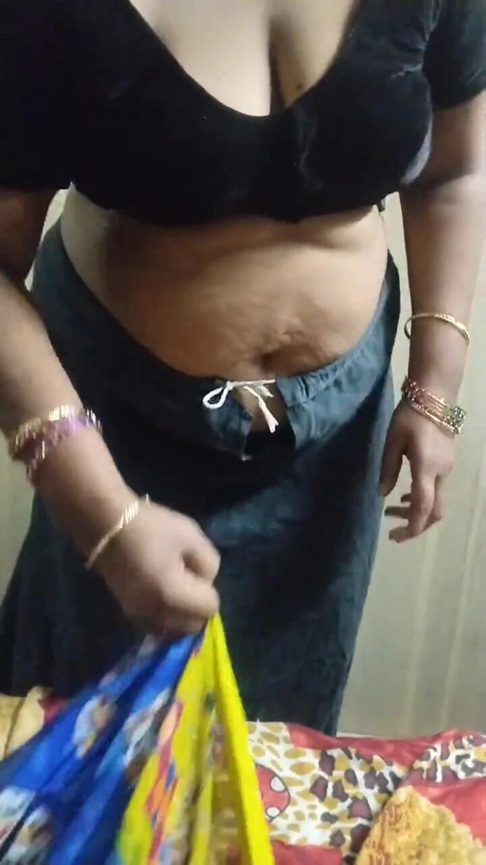 Divya X: Busty Stepaunty Exposed the Saree