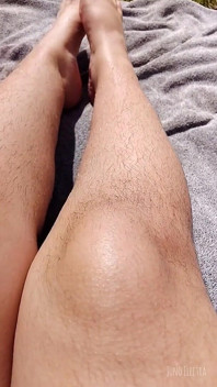 Jambes poilues au bord du lac