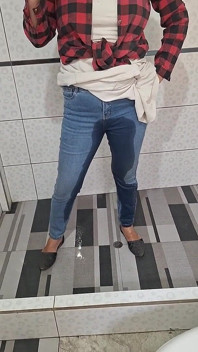 Blugi umezi cu pișat