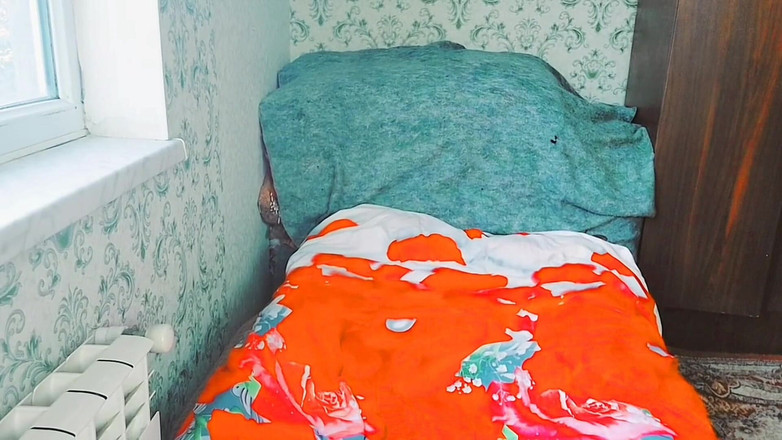 Kitty_Cross: Fată drăguță se expune cu brățări pe ambele încheieturi