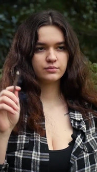 Dolce e tettona ragazza russa che fuma una sigaretta in natura