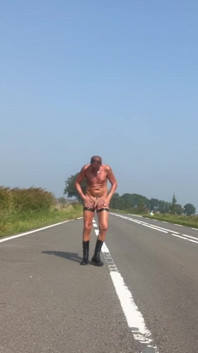 Nackt auf der Autobahn