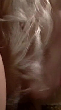 Le prolapsus du bouton de rose d’une blonde dégouline