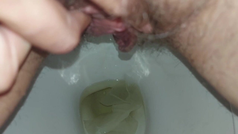 GinnaGg: Ich Habe in Die Toilette Gepinkelt