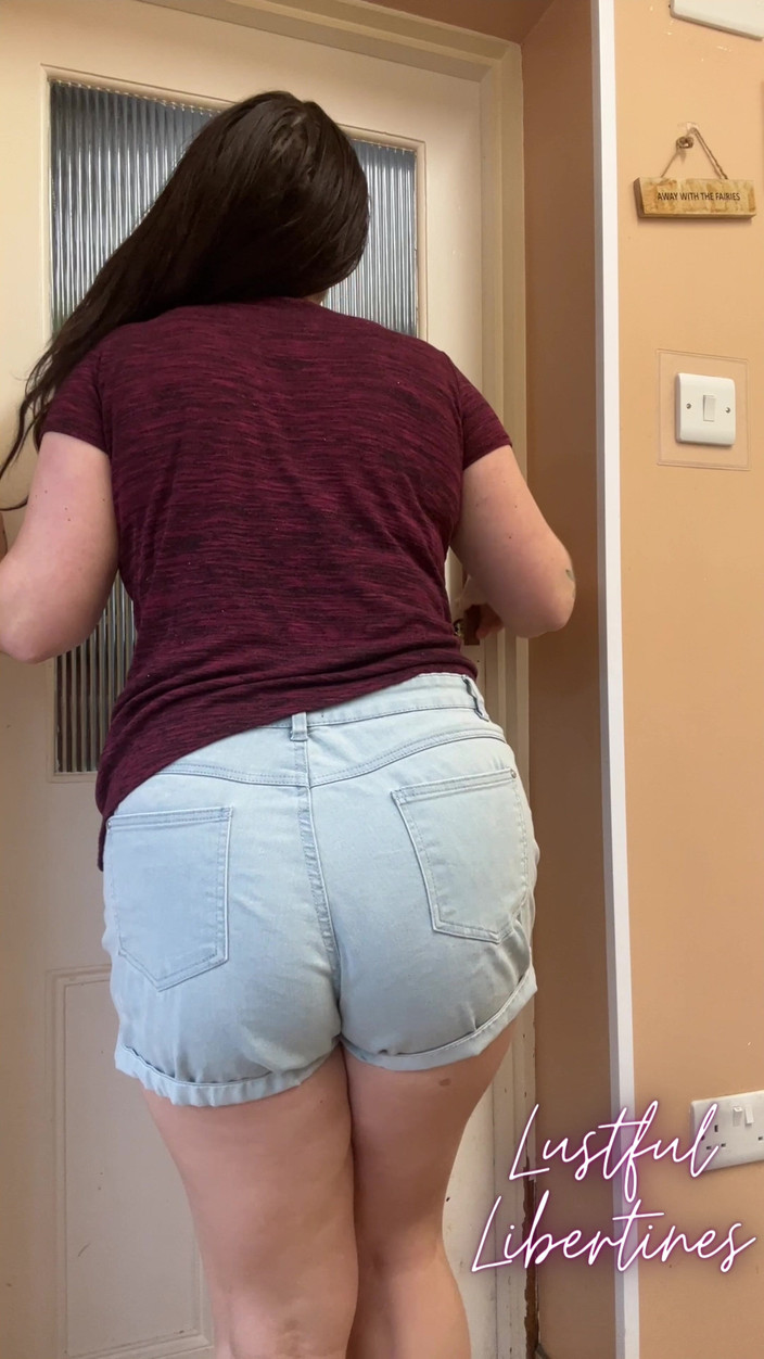 Lustful Libertines: Utlåst Och Desperat Att Kissa - Shorts Vätning