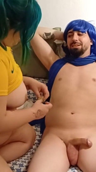 Brazilská Miku uvízne na schodech a Kaito jí dá víc než jen ruku
