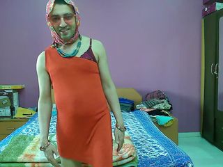 Cute & Nude Crossdresser: Sissy travestie sexy, douce sucette avant le show webcam.