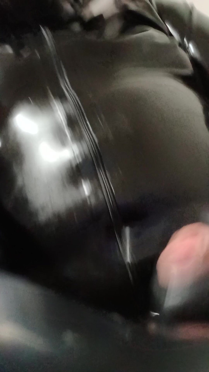Latex Boy: Isreali gasmask latex tracksuit xuất tinh