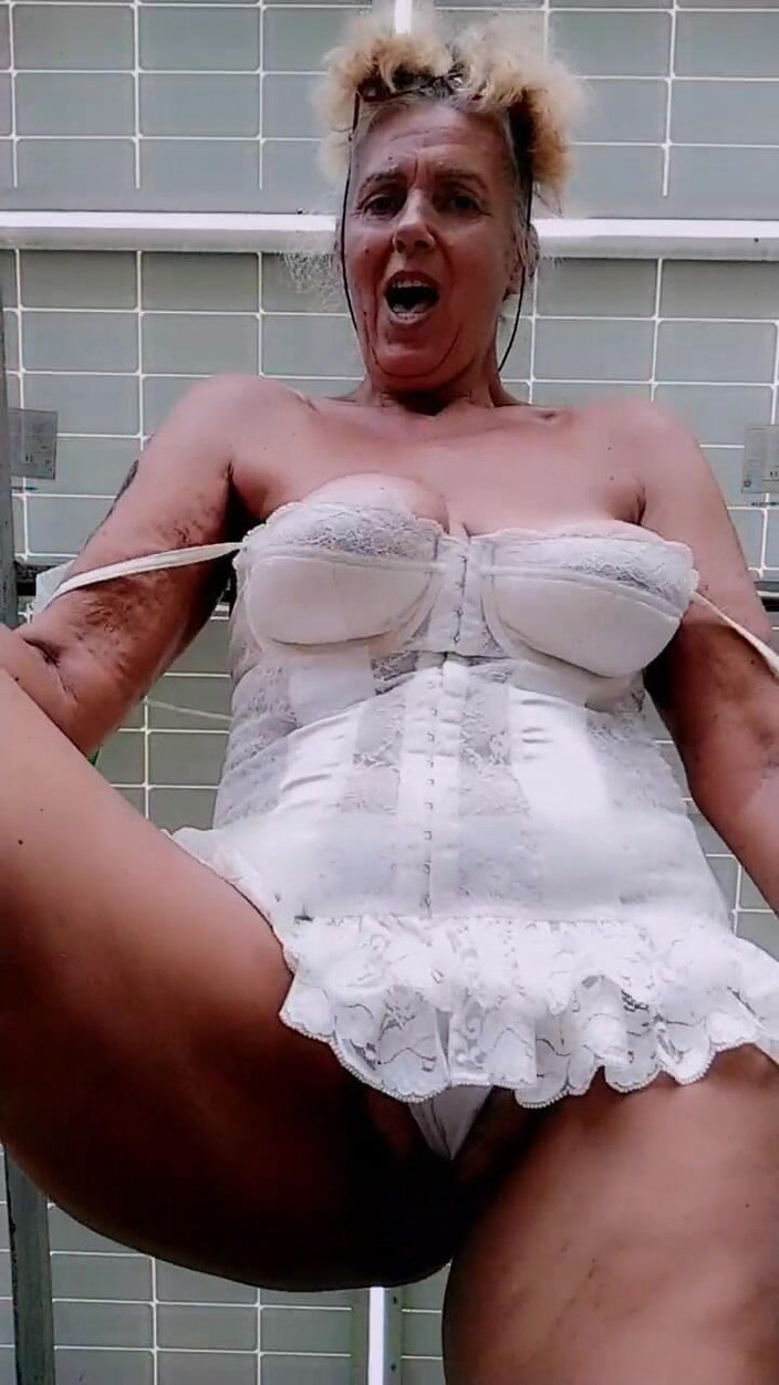 Lukerya: हंसमुख गृहिणी लुकेरिया: जब नवीनीकरण समाप्त हो जाता है, तो पैरों का जादू शुरू होता है