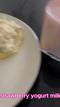 Великанша делает Arepas и поедает их перед своей маленькой подругой