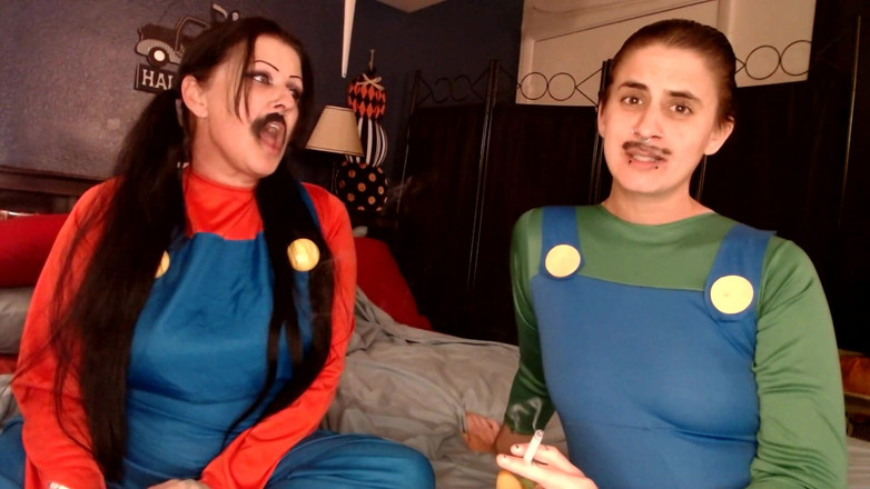 Abby Anna: Pauză de fum cu costume de Halloween