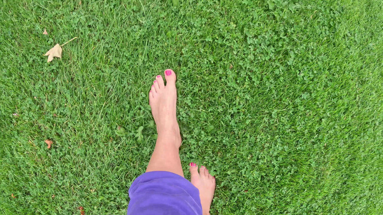 Emma Voyeur: Dívka v bílých ponožkách uctívání venkovních nohou