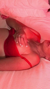 Blonde milf aanbidt pik met natte pijpbeurt