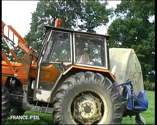 La France a Poil: Não há melhor maneira de flertar do que um trator!