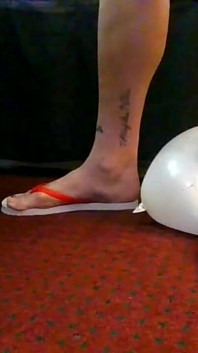 Chanclas apareciendo globos