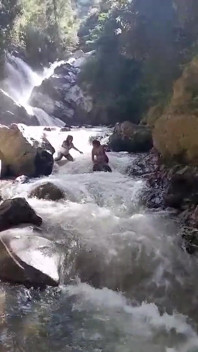 Sexy Couple Wants to Have Sex in the Jungle