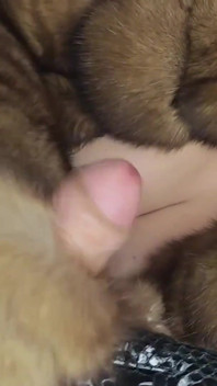 Sable Fur 코트를 입은 섹시한 Bimbo의 Furjob, Lipjob, Bootjob 및 Hairjob, 가죽 장갑에 사정