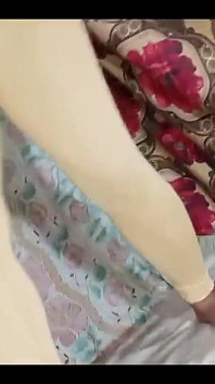 我的女友总是在我们的宿舍里跳舞，这让我笑了