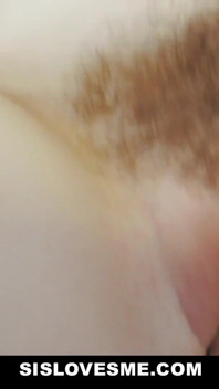Blonde stiefschwester wird geil auf den fetten schwanz ihres stiefbruers