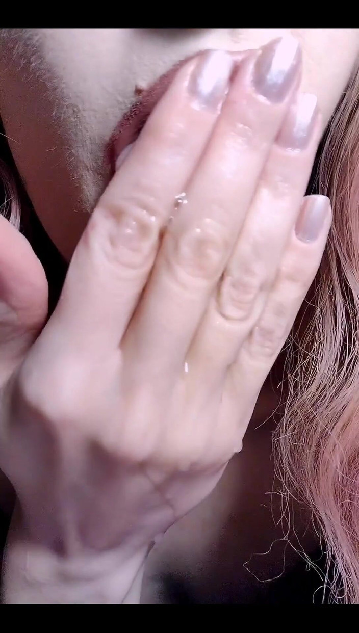 SweetApricott:  Limbă, buze și salivă