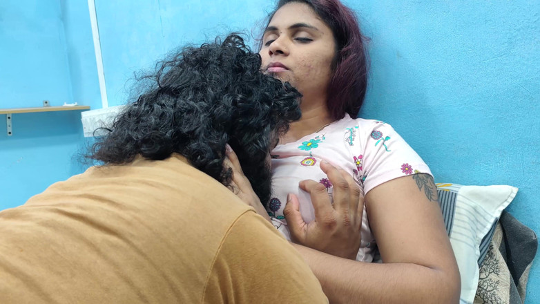 Vaigavarun45: Prensa de tetas con coño, lamer romance en falda