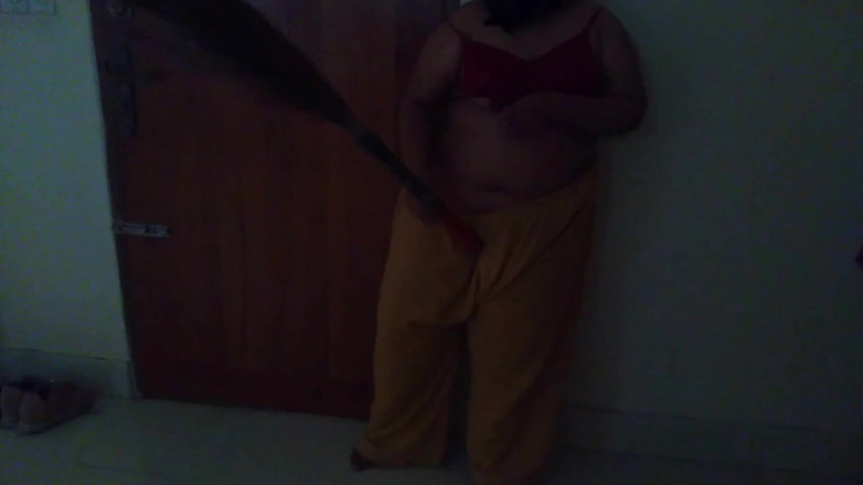 Aria Mia: Il mio figliastro mi dà una scopata anale quando pulisco...