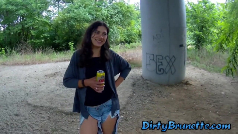 Dirty Brunette: 淫荡人妻在车里吮吸鸡巴的长视频，在桥下吮吸两根鸡巴，并与丈夫和他的朋友一遍又一遍地做爱