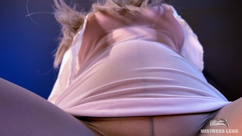 Mistress Legs: Aku dudukin pantat montokku pakai stoking nilon langsung di wajahmu -...