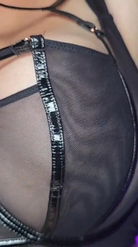 Je to opravdu poprvé: POV anální kolík a strap-on šukání vaší přítelkyní