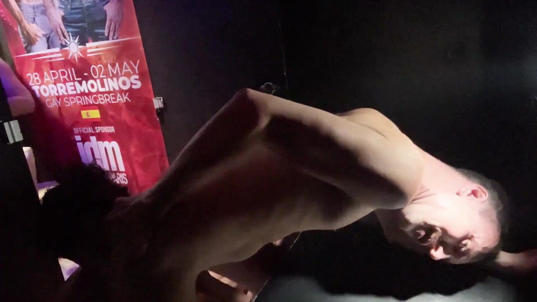 Melad Paris: Sandal jepit di sauna