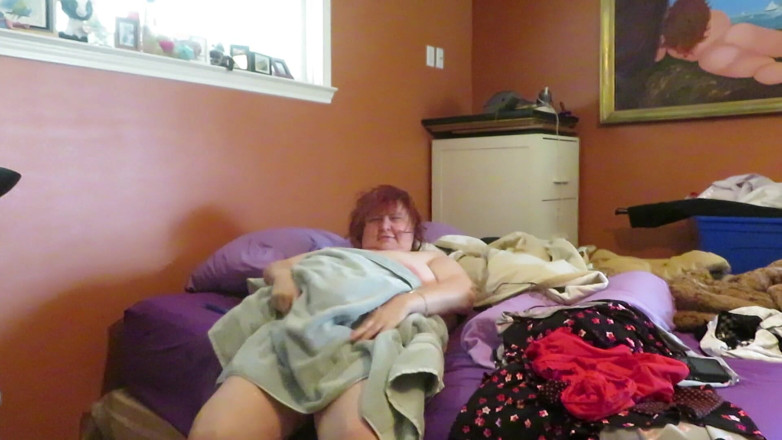 BBW nurse Vicki adventures with friends: Guarda mentre asciuga questo corpo grasso dopo la doccia
