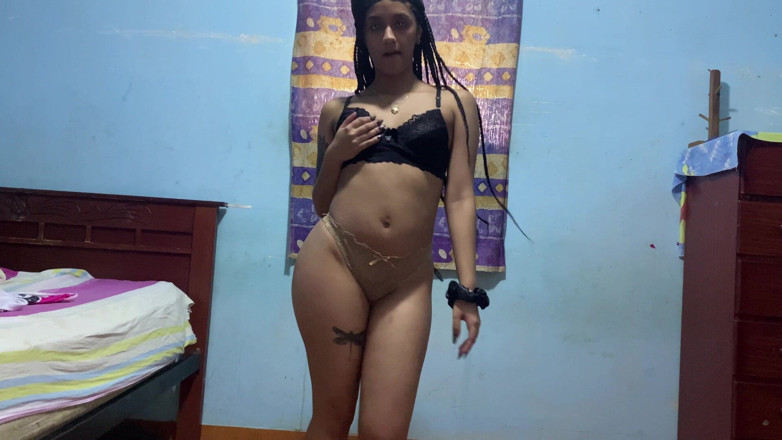 SugarPose: Latina berbogel dan menggoncang pantatnya