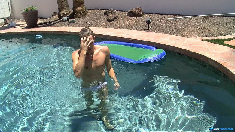 Undie twinks: Patrick kalhotky u bazénu