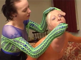 Homegrown Lesbian: Des lesbiennes anglaises bizarres se font sodomiser avec un gode...